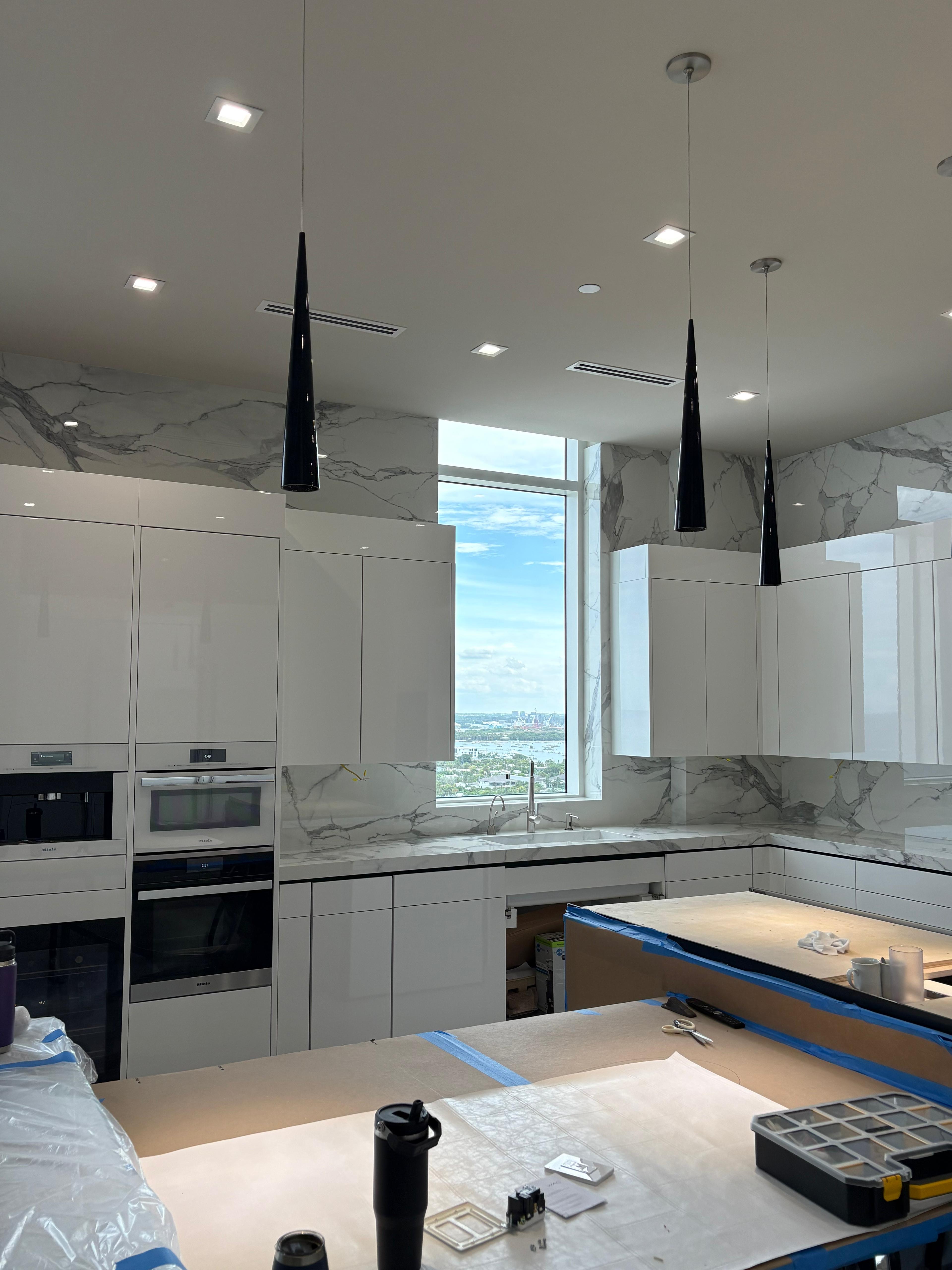 Oceanfront high-rise kitchen with full-height marble-look porcelain