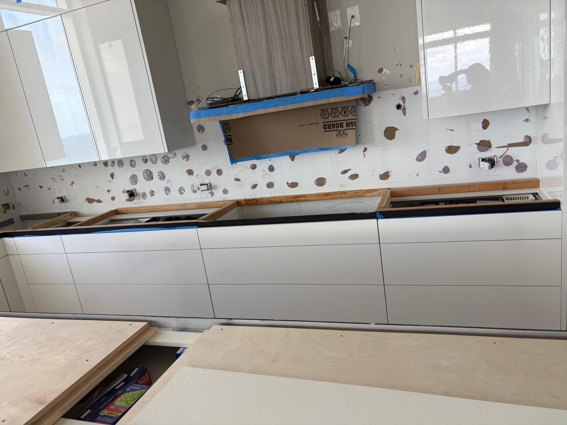 Paredes preparadas para backsplash de pedra de altura total